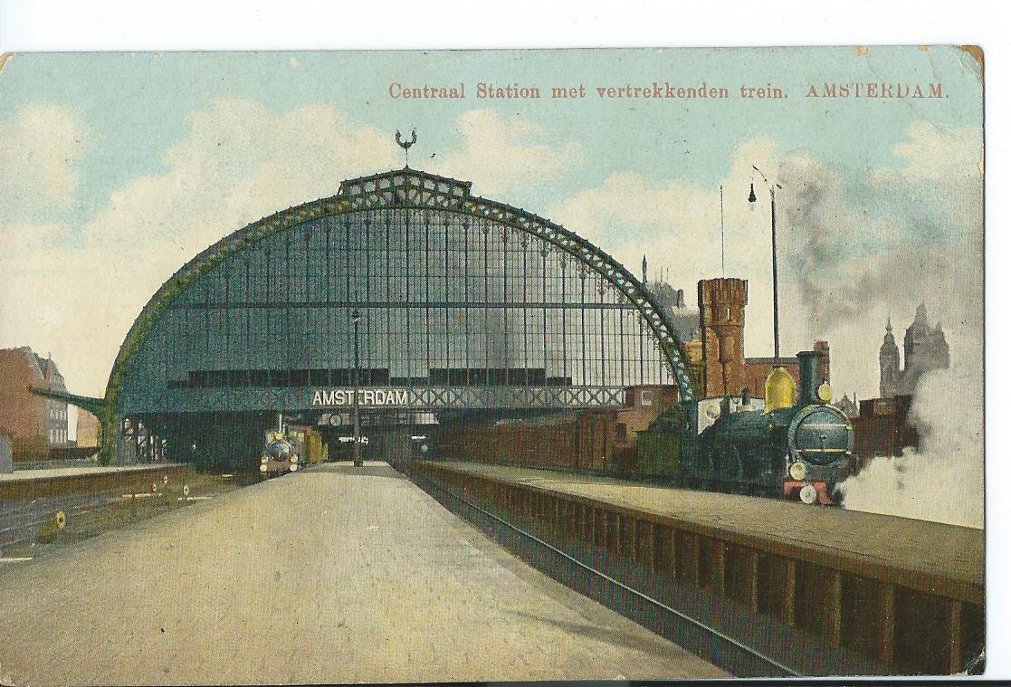 Amsterdam (NH), Centraal Station met vertrekkenden trein