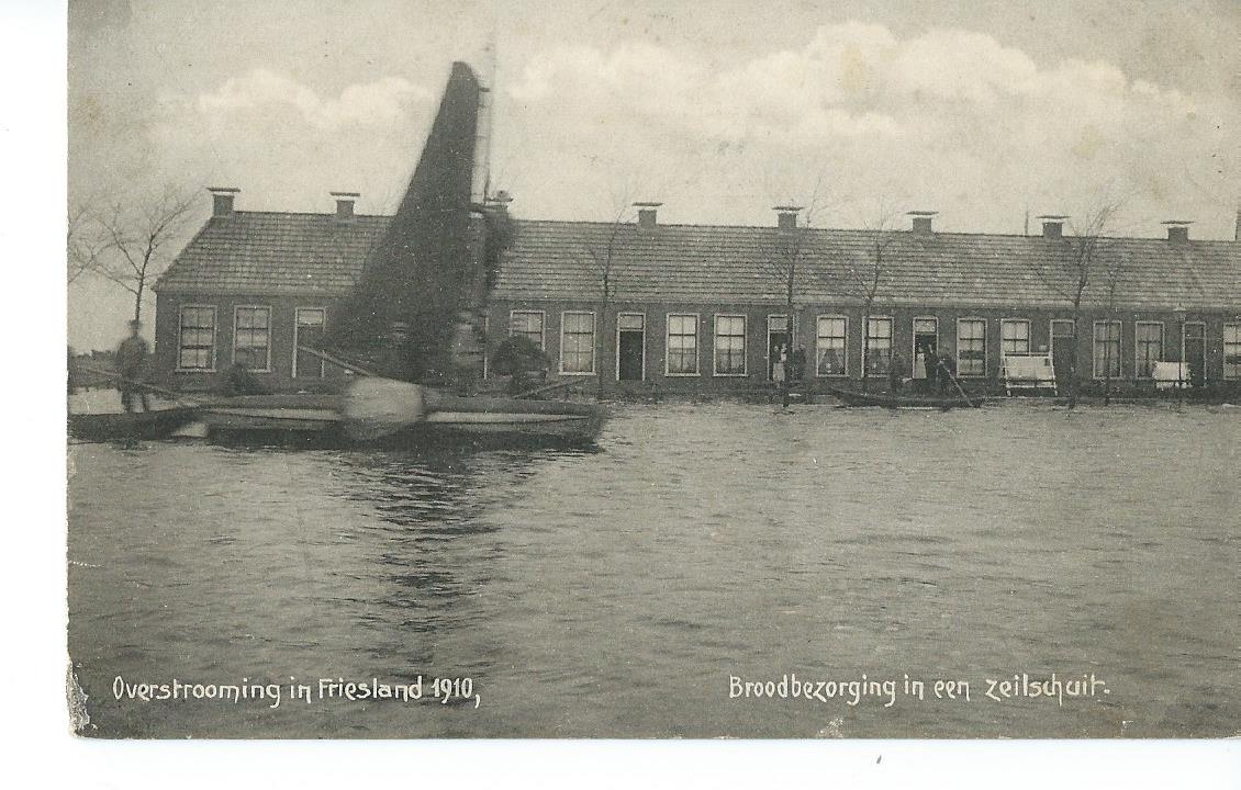 Friesland (FR), Overstrooming 1910, Broodbezorging in een zeilschuit