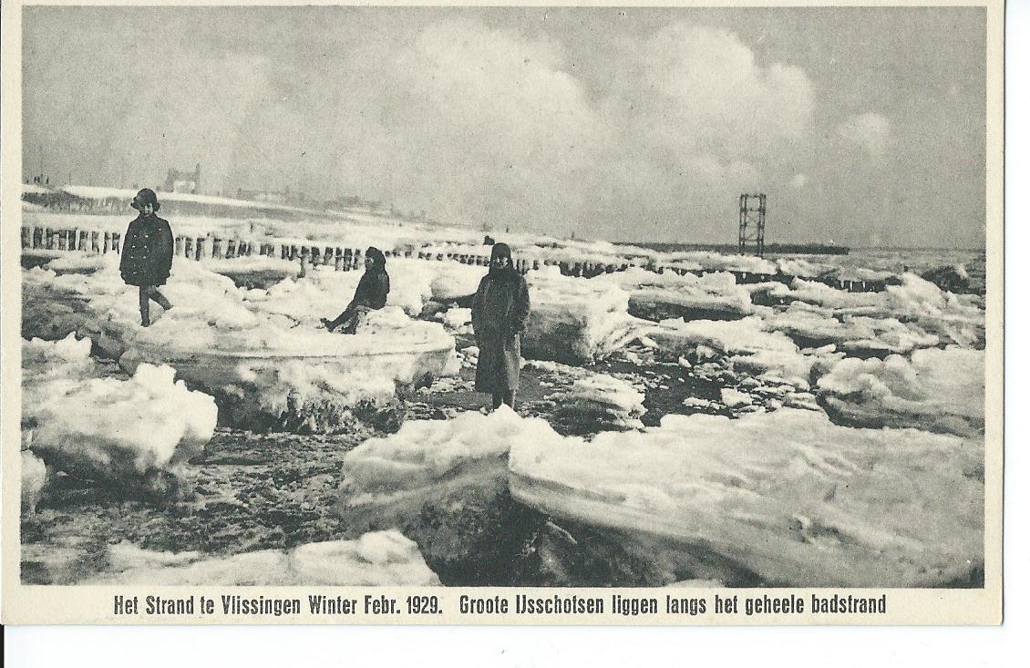 Vlissingen (ZL), Het Strand. Winter Febr. 1929. Groote IJsschotsen liggen langs het geheele badstrand