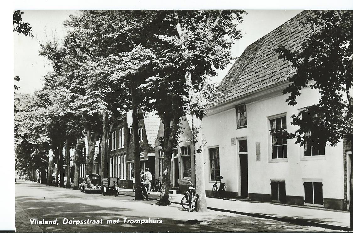 Vlieland (FR), Dorpsstraat met Trompshuis