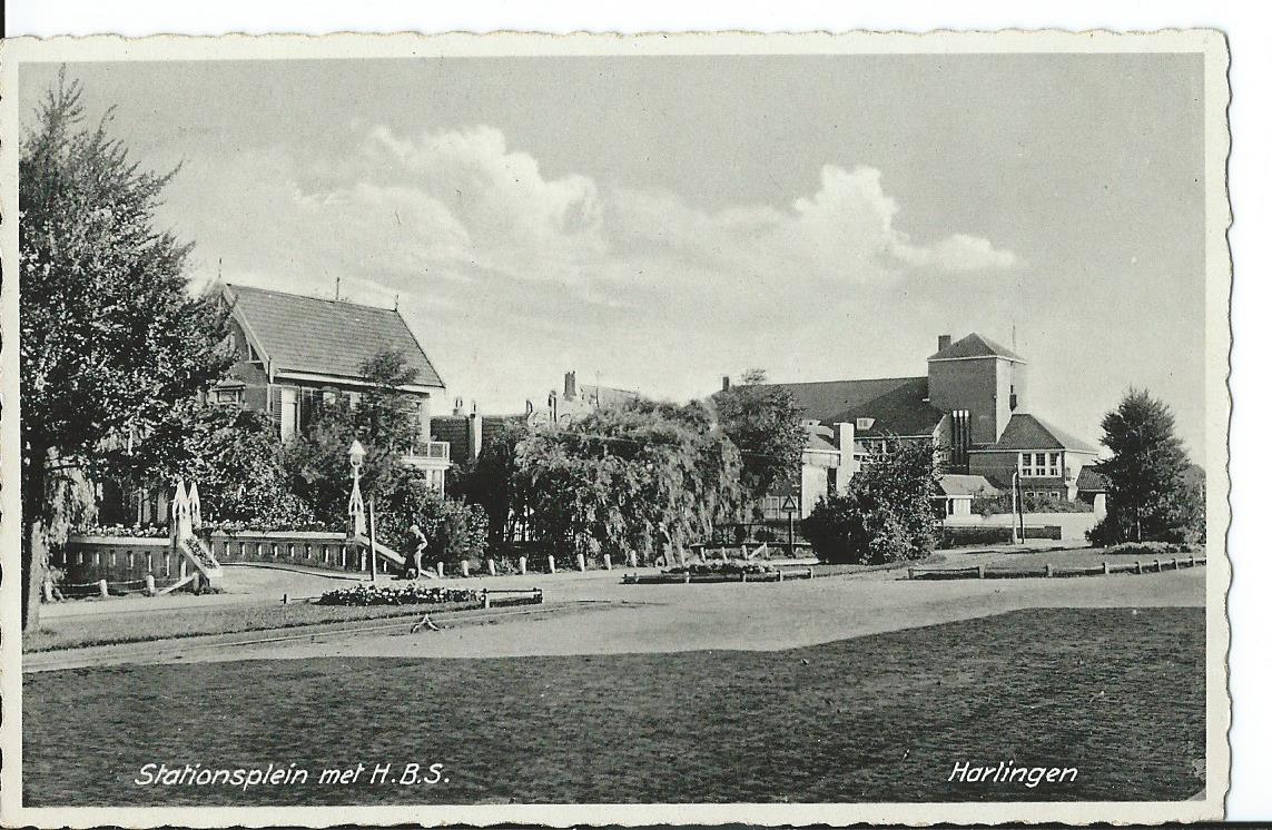 Harlingen (FR), Stationsplein met H.B.S.