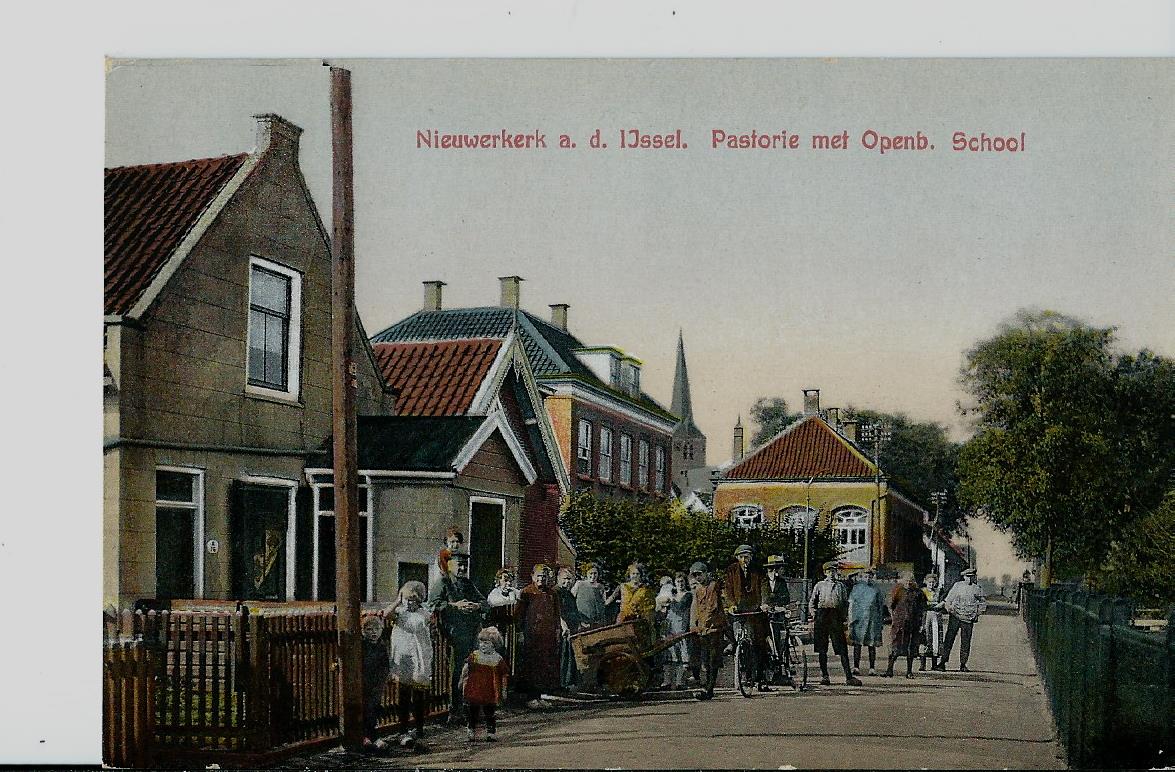 Nieuwerkerk a/d IJssel (ZH), Pastorie met Openb. School