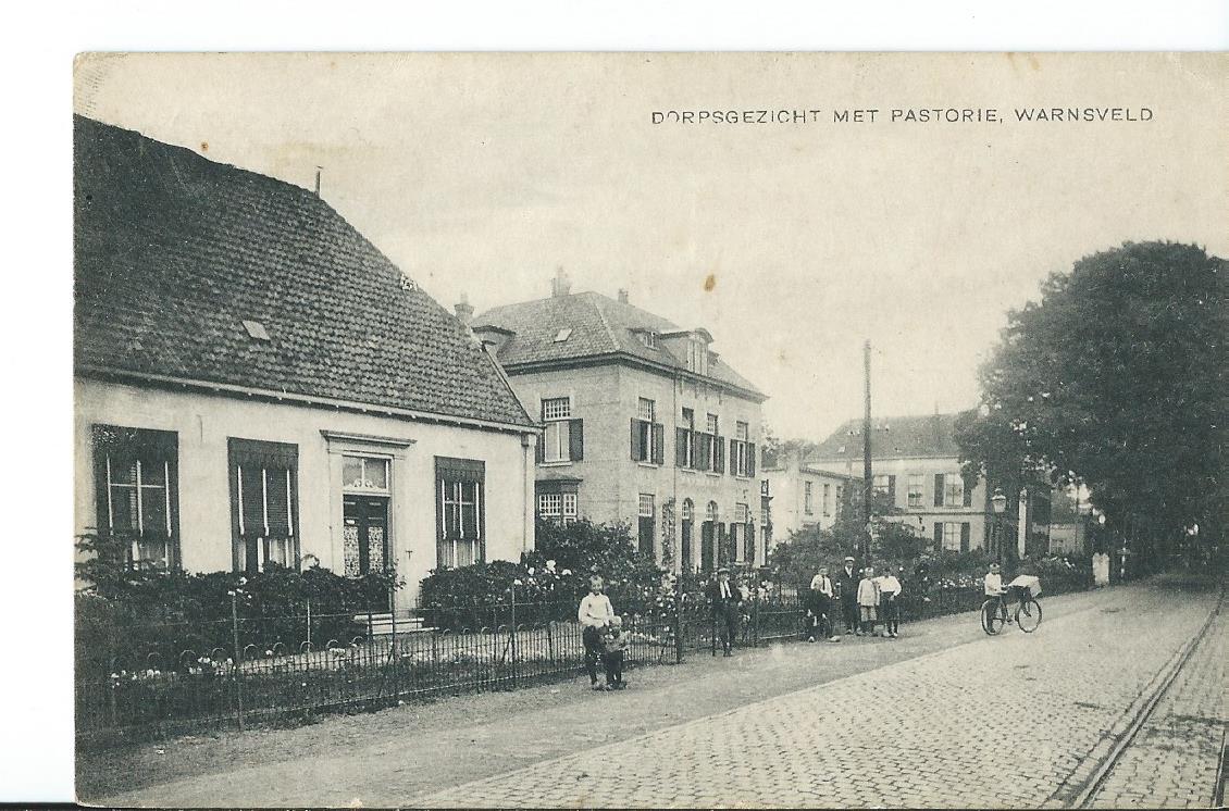 Warnsveld (GL), Dorpsgezicht met Pastorie