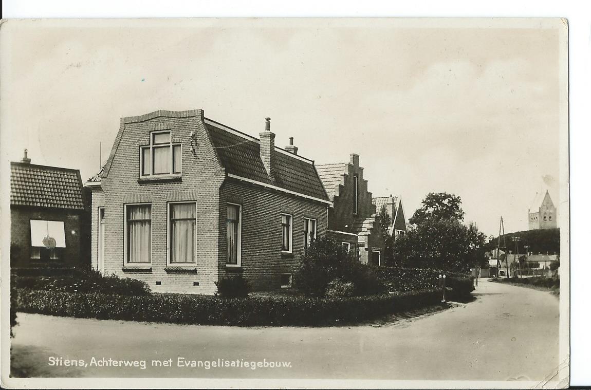 Stiens (FR), Achterweg met Evangelisatiegebouw