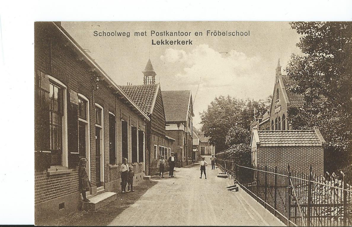 Lekkerkerk (ZH), Schoolweg met Postkantoor en Frobelschool