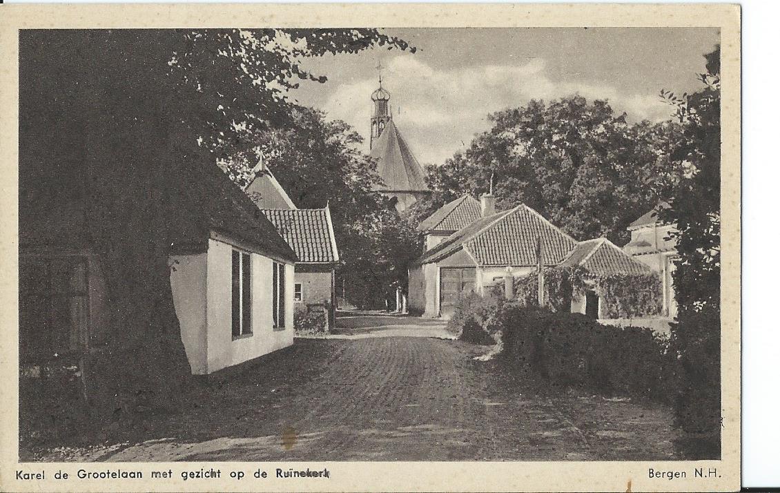 Bergen (NH), Karel de Grootelaan met gezicht op Ruinekerk