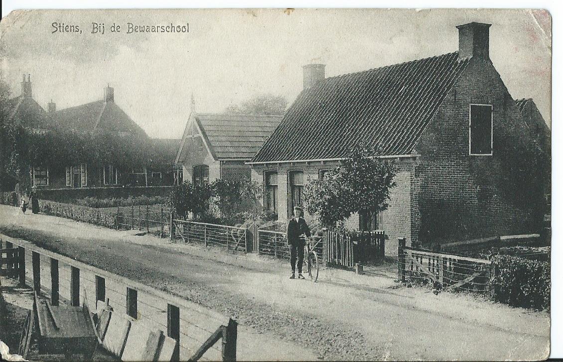 Stiens (FR), Bij de Bewaarschool