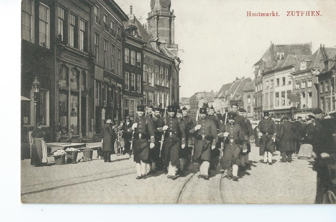 Zutphen (GL), Houtmarkt, Marcherende soldaten