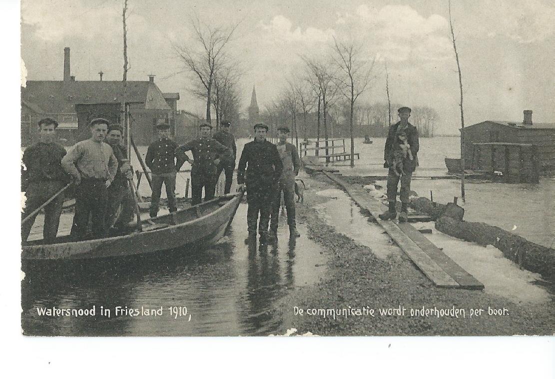 Friesland (FR), Watersnood 1910. De communicatie wordt onderhouden per boot.